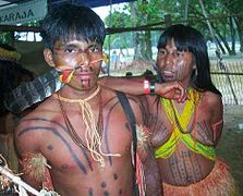 ブラジルの上半身裸の男女の原住民