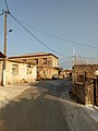 Δρόμος και σπίτια στη Χαραυγή Μεσσηνίας.