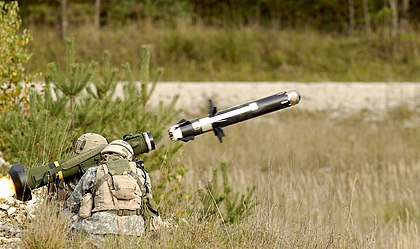 Odpal americké protitankové řízené střely FGM-148 Javelin s průbojností pancíře starší verze cca 600 mm RHAe