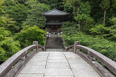Jembatan batu yang mengarah ke sebuah pemakaman yang dikelilingi oleh pepohonan yang dapat diakses melalui tangga. Lokasinya berada di dalam kompleks Chion-in, Higashiyama, Kyoto, Jepang.