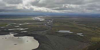 Vista panorâmica do rio Skeiðará e da planície sedimentar proveniente da erosão causada por geleiras, Parque Nacional Vatnajökull, Islândia. (definição 4 541 × 2 294)