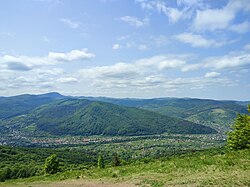 Вид на Яремче зі схилів гори Маковиця