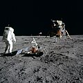 Fotograf Edwin E. "Buzz" Aldrin Jr., stiureyder y Voddyl Eaystagh, car obbraghyn neu-charbydagh Apollo 11. T'eh jeeragh er ny scarrey magh yn Early Apollo Scientific Experiments Package (EASEP). 'Sy roie-ynnyd ta'n Passive Seismic Experiment Package (PSEP) ry-akin; çheu hoal ta'n Laser Ranging Retro-Reflector (LR-3); 'sy chooylrey meanagh ta brattagh ny Steatyn Unnaneysit ry-akin; 'sy chooylrey hoshtal ta shamraig hellveeish ghoo-as-bane eaghtyr yn Eayst ry-akin; 'sy chooylrey jesh ta'n Moddyl Eaystagh Eagle ry-akin.