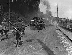 Amerikanske styrker nær Fontainebleau, Paris, august 1944 (stor versjon)