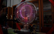 Gömb alakú vákuumcső belsejében egy fénylő körrel