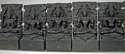 Navagraha-Skulpturen aus dem Sonnentempel von Konark (British Museum). Von links nach rechts: Surya, Chandra, Mangala, Budha, Brihaspati, Shukra, Shani, Rahu, Ketu.