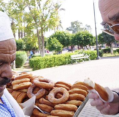 Verkäufer bietet frisch Gebackenes im Park in Marrakech an