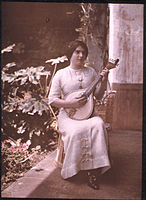 Žena hrající na portugalskou kytaru, Madeira, asi 1910
