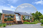 Casa solar ecològica, situada en l'illa de Santa Helena (Mont-real, Canadà), dissenyada en el marc de la competició internacional Solar Decathlon.
