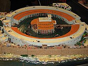 カルタゴの港（の再現模型）。各パーテーション内に大きな軍艦が1隻入る。数十の軍艦が本拠地とした巨大な複合型軍事港。