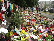 2019年にニュージーランドで起きたクライストチャーチモスク銃乱射事件の犠牲者に供えられた花。