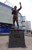 Một bức tượng đặt bên ngoài sân vận động Cardiff City mô tả đội trưởng câu lạc bộ Cardiff City, Fred Keenor đang giương cao chiếc Cúp FA.