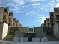 วิทยาลัยซาลค (Salk Institute) โดยหลุยส์ คาห์น (Louis Kahn) สถาปนิกชาวอเมริกัน