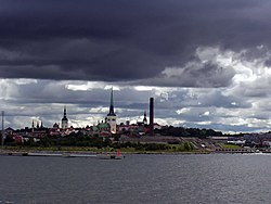 Höfnin og gamli bærinn í Tallinn.