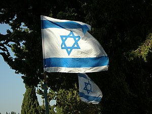 ’n Israeliese vlag bo die begraafplaas van Kfar Giladi