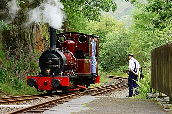 Locomotiva a vapor N.º 2 Dolgoch da ferrovia de Talyllyn na estação de Nant Gwernol, condado de Gwynedd, País de Gales. (definição 2 048 × 1 365)
