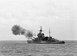 Det britiske slagskipet HMS «Warspite» beskyter tyske stillinger på land, ved området Sword, 6. juni 1944 (stor versjon)