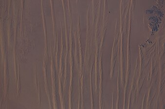 Grandes dunas lineales de seif en el Gran Mar de Arena en el suroeste de Egipto, véase desde la Estación Espacial Internacional. La distancia entre cada duna es de 1,5-2,5 km.
