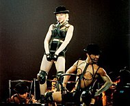 Madonna 1990-ben a Blond Ambition turnéján, az Express Yourself (fent) és a Keep It Together (lent) című számai alatt