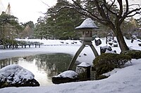 冬：徽軫灯籠と霞ヶ池
