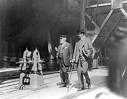 タイタニックの進水式でのピリー卿とイズメイ、1911年5月31日