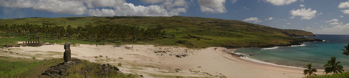 צילום פנורמי של חוף אנקנה בצפון האי. מרחוק, למעלה משמאל, ניתן לראות קבוצת פסלי מואי המוצבות על בימת אהו.