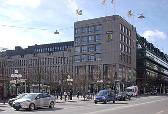 Hamngatan före och efter Norrmalmsregleringen. Bilden till vänster är från 1964 och visar Blancheteatern vid Kungsträdgården, med vy mot väst. Bilden till höger är från våren 2009, i stället för Blanchteatern uppfördes 1969 Sven Markelius' Sverigehuset.