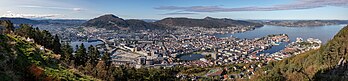 Vista panorâmica de Bergen a partir da montanha Fløyen, Noruega. Fløyen ou Fløyfjellet é uma das “montanhas da cidade”. Seu ponto mais alto fica a 400 m acima do nível do mar. A vista da península de Bergen faz do Fløyfjellet uma atração popular entre os turistas e moradores locais. Ela tem um sistema funicular que transporta os passageiros do centro de Bergen a uma altura de 320 m em cerca de oito minutos. (definição 18 370 × 4 251)