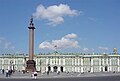 ペテルブルクの冬宮殿。1754年着工、1762年完成。バルトロメオ・ラストレッリ設計のバロック様式建築。中央左の円柱は祖国戦争（ナポレオン戦争）勝利記念のアレクサンドル円柱である。