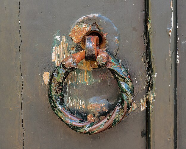 Дверной молоток в церкви Святого Николая в деревне Хемелюм в Юго-Западной Фрисландии