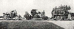 Австро-Даймлер М12 буксирует М11 с расчётом, на двух прицепах, 1914 год.