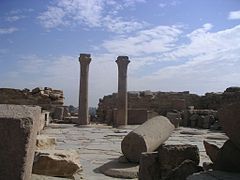 Ruines du temple funéraire de Sahourê à Abousir, avec deux colonnes à chapiteau en forme de palme (Ve dynastie).