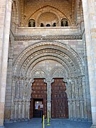Portada occidental de la basílica de San Vicente de Ávila