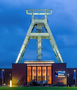 Museu Alemão da Mineração (Deutsches Bergbau-Museum) em Bochum, no crepúsculo. (definição 3 856 × 4 486)