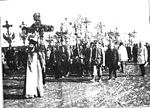 Svarta sotnjerna genomför en procession 1907.