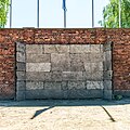 Tusindvis af fanger blev skudt foran denne henrettelsesvæg mellem bygning 10 og 11 i Auschwitz I-koncentrationslejren. De to bygninger blev brugt til hhv. eksperimenter med mennesker og straf/tortur.
