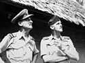 Komodor Udara Cobby (kiri) dan Kapten Grup Caldwell (kanan) di Morotai pada Januari 1945