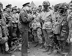 General Dwight Eisenhower, med soldater fra 101st Airborne Division kvelden før invasjonen (stor versjon)