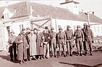 Lokale vaktmannskaper og nyankomne polititropper (svensksoldater) ved Falstad fangeleir etter frigjøringen i mai 1945 Foto: Oskar A. Johansen, Ekne, Nord-Trøndelag, 12. mai 1945