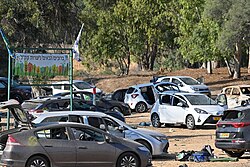 Zaparkovaná auta poškozená během masakru