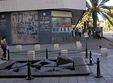 ב-4 בנובמבר 1995 נרצח ראש הממשלה יצחק רבין על ידי מתנקש יהודי שהתנגד לפשרות עם הפלסטינים שאותן הוביל רבין. תצלום של האנדרטה באתר רצח יצחק רבין