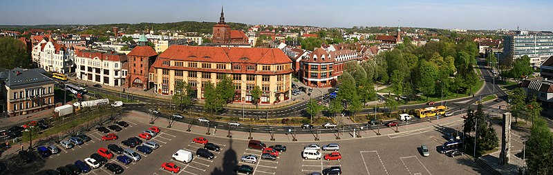 Panorama Słupska z wieży Ratusza Miejskiego. W centrum widoczne dom towarowy i Nowa Brama.