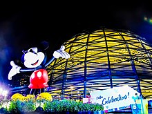 Topolino si trova spesso come mascotte a Disneyland Paris.