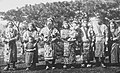 Група айнаў у традыцыйных строях, 1904 г.