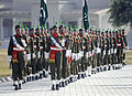 栄誉礼に備えて行進するパキスタン陸軍。
