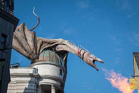 Tượng rồng Ironbelly của Ukraina phun ra lửa từ phim trường Harry Potter và Bảo bối Tử thần – Phần 2 tại Universal Studios Florida.
