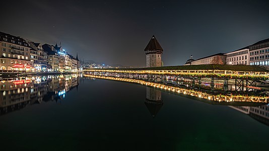 Le Pont de la Chapelle, ou Kapellbrücke la nuit à Lucerne. Octobre 2022.