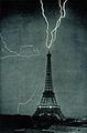 Jedna z prvních fotografií blesků nad Eiffelovou věží, 1902