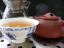 Tee in in en Schaal un Teekann