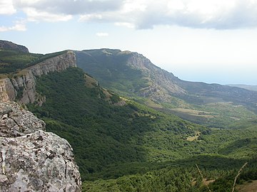 Mynyddoedd Crimea ger dinas Alushta